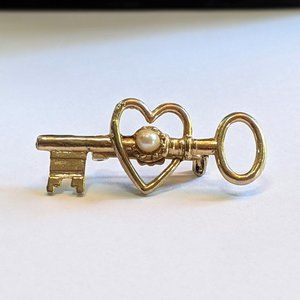 Cute! Vintage skeleton key & pearl heart pin